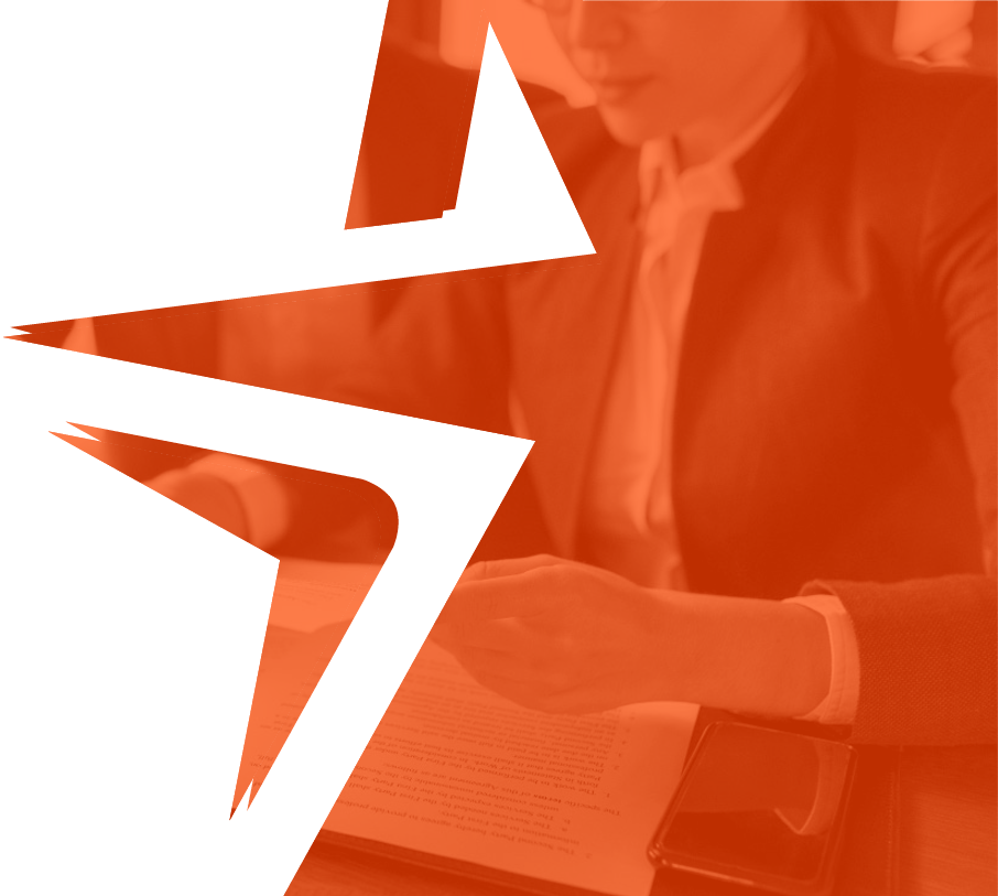 Weryfikacja danych i dokumentów PPWR w AMODIT Dwie osoby wspólnie sprawdzające dane i dokumenty, symbol procesu weryfikacji PPWR w AMODIT
